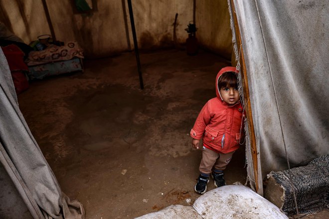 Otrok v palestinskem begunskem taborišču. FOTO: Bashar Taleb/AFP