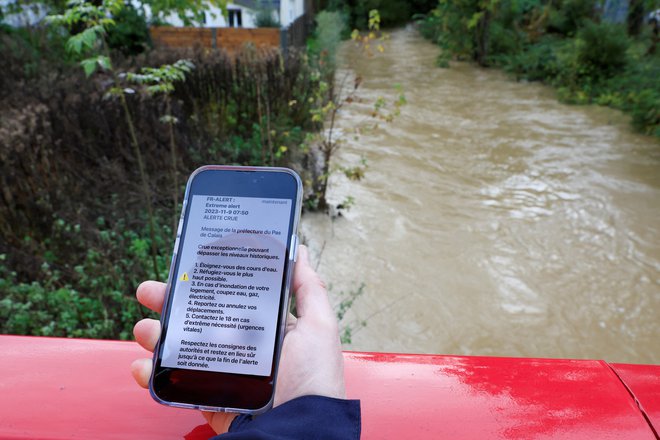 PWAS je sistem mobilnih baznih postaj, prek katerih bo ob naravnih in drugih nesrečah od URSZS več uporabnikov mobilnih telefonov na nekem območju hkrati lahko prejelo opozorilna sporočila. FOTO: Pascal Rossignol/Reuters