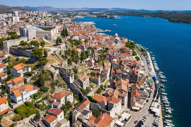 Šibenik, skrit v globokem zalivu v srednji Dalmaciji, pripoveduje edinstvene zgodbe, ki segajo od srednjeveške arhitekture do izjemnih dosežkov v znanosti. FOTO: Shutterstock