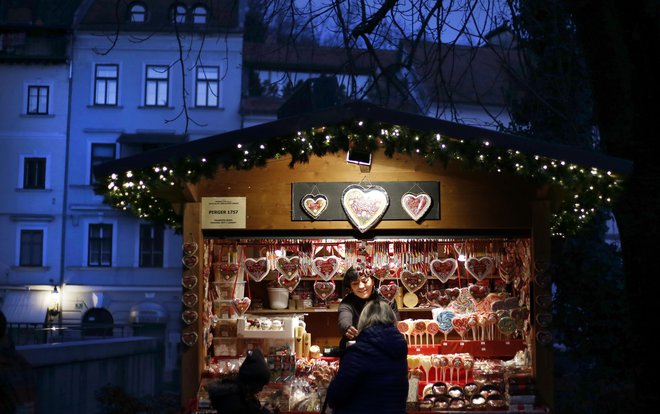 Ker je december čas praznovanj in številnih dogodkov na LPP, obiskovalce pozivajo, naj se odločajo za potovanje z avtobusi in pustijo osebna vozila doma. FOTO: Blaž Samec/Delo