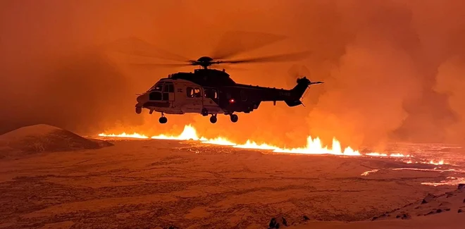 Decembra 18. leta 2023 je bil prvi izbruh v bližini gore Hagafell. FOTO: Icelandic Coast Guard/Reuters