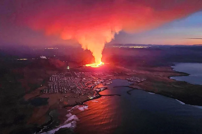 Pred zbruhom na začetku januarja so znanstveniki opazili, da je vdor magme segel pod mesto Grindavík. FOTO: Iceland Civil Protection/AFP