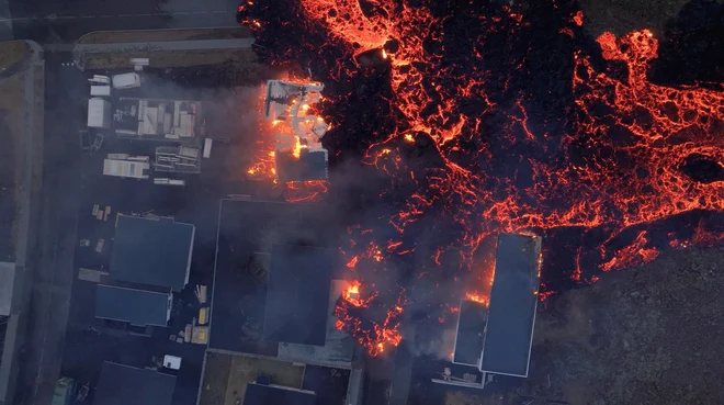 14. januar je lava prišla do mesta Grindavík in uničila poslopja. FOTO: Bjorn Steinbekk/Reuters