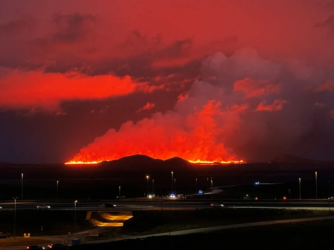 Izbruh v bližini mesta Vogar 22. avgusta. FOTO: Gisli Olafsson/Reuters