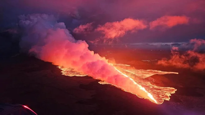 V petih urah se je lava novembra letos razlila do parkirišč pri geotermalnem zdravilišču Blue Lagoon. FOTO: Civil Protection Of Iceland/Reuters