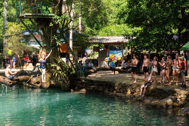 Šest turistov je prejšnji teden umrlo zaradi domnevne zastrupitve z metanolom po nočnem izletu v laoškem turističnem središču Vang Vieng. FOTO: AFP