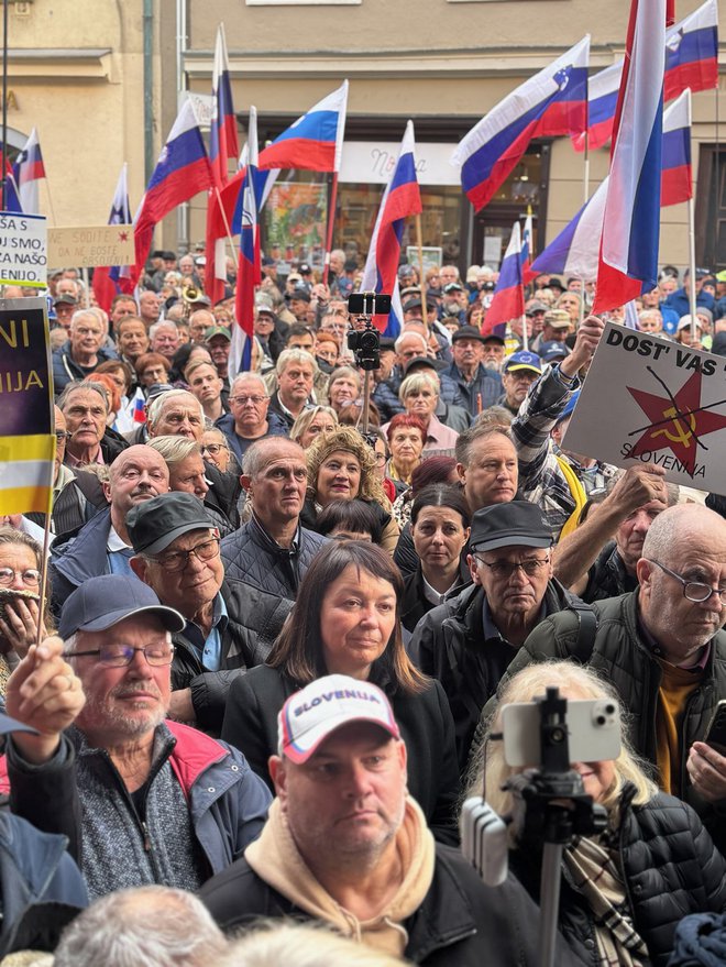 Pred celjskim sodiščem se je zbralo okoli 20 protestnikov, ki so podprli Janšo. FOTO: Mojca Marot 