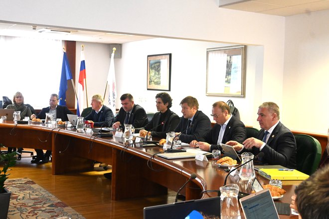 Članom upravnega odbora Obrtno-podjetniške zbornice Slovenije se je na seji pridružil minister za delo, družino, socialne zadeve in enake možnosti Luka Mesec. FOTO: OZS