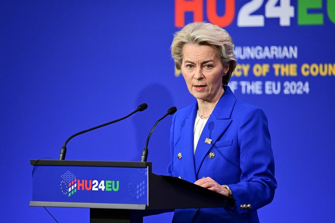 Ursula von der Leyen je julija, ko je bila izvoljena na predsedniški položaj, dobila 401 glas. Jutri bo za njeno ekipo zadostovala navadna večina glasov. FOTO: Marton Monus/Reuters