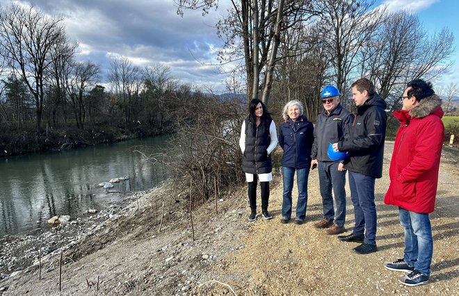 Minister Jože Novak si je s predstavniki direkcije za vode in predstavnikom koncesionarja ogledal potek del na Savinji v Žalcu. FOTO: Ministrstvo za naravne vire in prostor RS