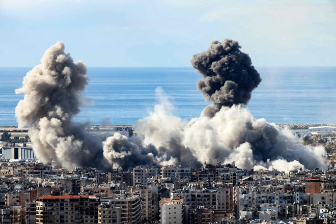 Še danes so letala izraelske vojske napadala južna predmestja Bejruta. FOTO: Ibrahim Amro/Afp