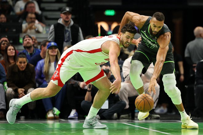 Komaj 22-letni Turek pri Houstonu Alperen Sengun (levo) je s trojnim dvojčkom zablestel proti Minnesoti. FOTO: David Berding/Getty Images Via Afp