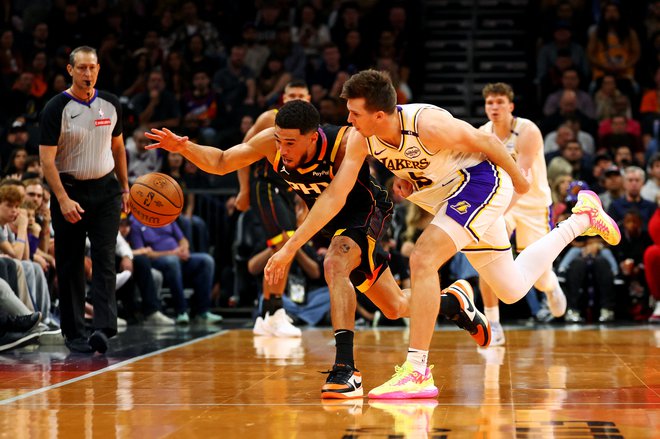 Devin Booker (levo) je bil najboljši strelec dvoboja v Phoenmixu. FOTO: Mark J. Rebilas/Usa Today Sports Via Reuters Con