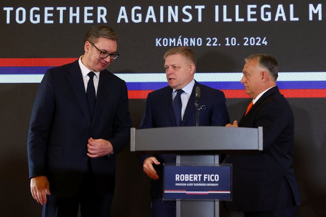 Slovaški premier Fico, madžarski premier Orbán in srbski predsednik Vučić na srečanju letos na Slovaškem. FOTO: Bernadett Szabo/Reuters