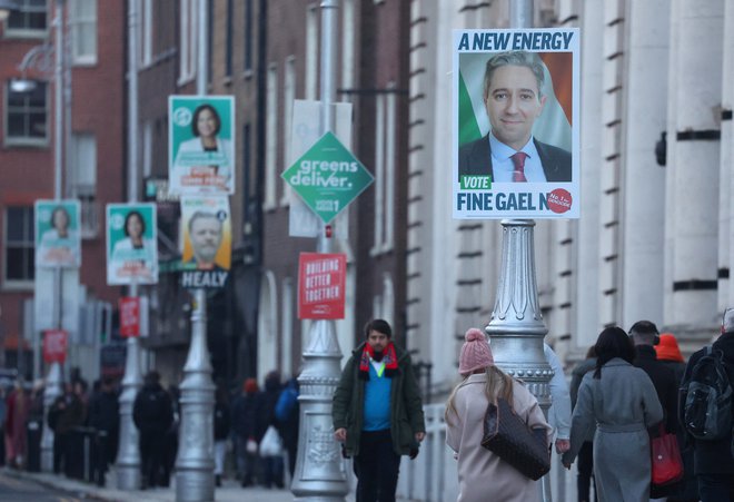 Če gre zaupati anketam, sta desnosredinski stranki Fine Gael in Fianna Fáil, v dobrem položaju, da se obdržita na oblasti. Foto Toby Melville/Reuters