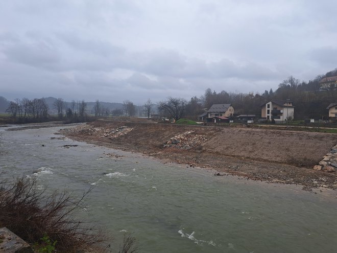 V občini Braslovče so v zadnjem letu v celoti na novo naredili nasip v Letušu (na fotografiji), ki ga je lani v ujmi odneslo. Nasipa niso naredili na istem mestu, strugo Savinje so namreč še razširili. FOTO: Špela Kuralt/Delo