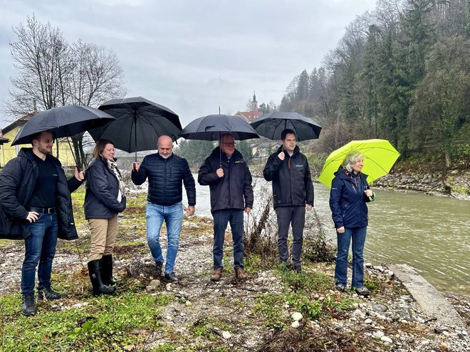 Minister za naravne vire in prostor Jože Novak si je z ekipo ogledal, kako so v zadnjih mesecih uredili vodotoke. Včeraj je bil tudi v Letušu v Braslovčah. FOTO: arhiv MNVP