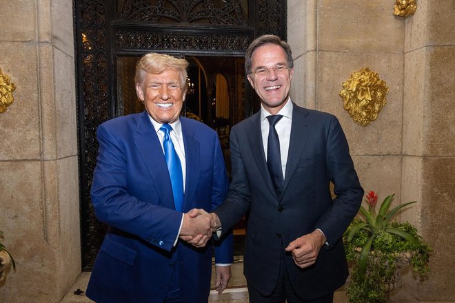 Novoizvoljeni ameriški predsednik Donald Trump se je že srečal z generalnim sekretarjem Nata Markom Ruttejem. Pogovarjala sta se o »globalnih varnostnih vprašanjih, s katerimi se sooča zavezništvo«. FOTO: Erik Luntang/AFP