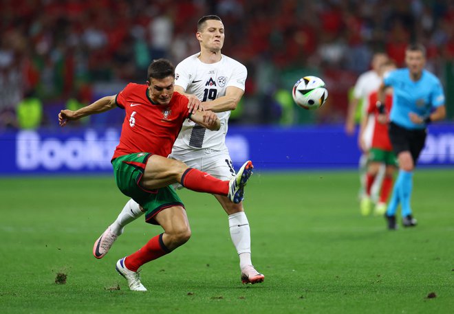 Žan Celar na tekmi proti Portugalski na letošnjem Euru. FOTO: Lee Smith/Reuters