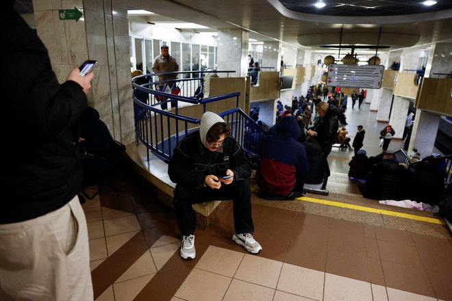 Kijevčani so se ob opozorilu pred ruskimi zračnimi napadi zatekli v zaklonišča, tudi postaje podzemne železnice. FOTO: Alina Smutko/Reuters