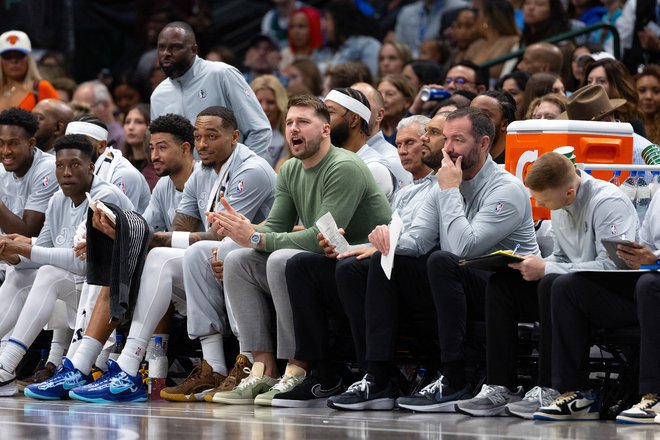 Luka Dončić reagira med prvo polovico tekme proti New York Knicks. FOTO: Sam Hodde/Getty Images via AFP