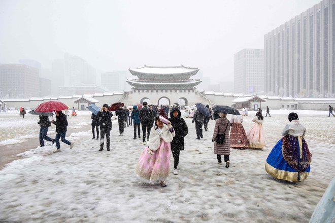 Ponekod je v glavnem mestu Južne Koreje zapadlo več kot 40 centimetrov snega. FOTO: Anthony Wallace/AFP