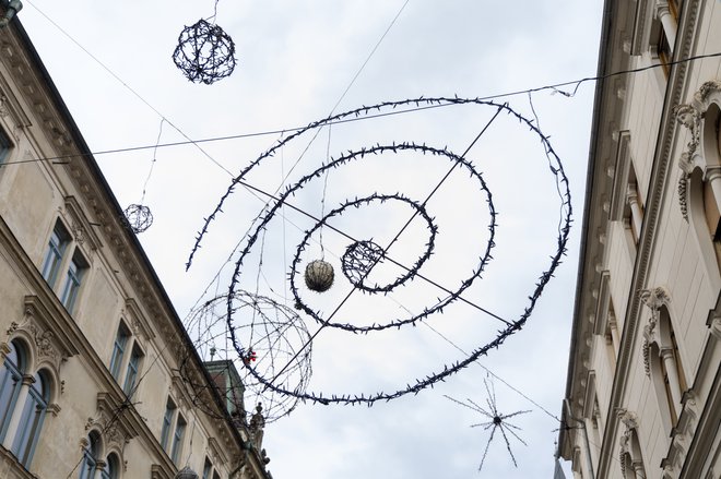 Avtor praznične okrasitve je tudi letos Urban Modic. FOTO: Voranc Vogel/Delo