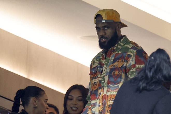 Zvezdnik lige NBA in moštva Los Angeles Lakers LeBron James je na tekmi amerškega nogometa dobil lekcijo navijača. FOTO: Kevork Djansezian/Getty Images Via AFP