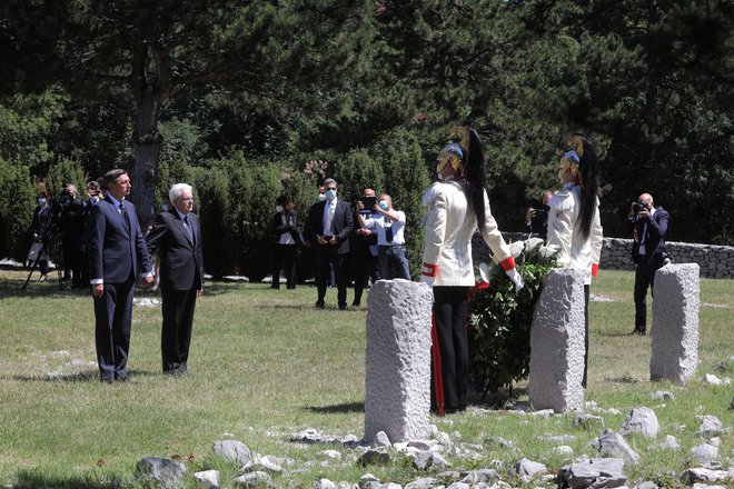 Srenja Boršt je ponovno podaljšala pogodbo z Občino Trst za uporabo 6000 kvadratnih metrov zemljišča, kjer je fojba in kjer se bo zgradila konferenčna dvorana za obiskovalce. Fotografija je iz leta 2020, ko sta predsednika Italije Sergio Matarela in Slovenije Borut Pahor 13. julija skupaj obiskala območje fojbe. FOTO: Daniel Novaković/STA