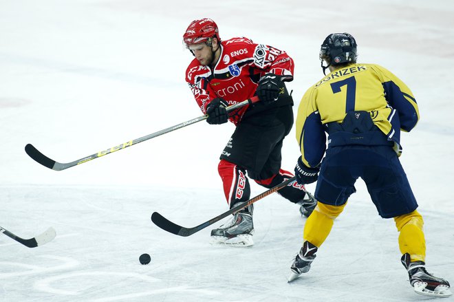 Tekme Jeseničanov in Celjanov so v alpski ligi vselej negotove. FOTO: Hočevar Uroš/Delo