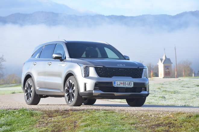 Sorento, velik SUV iz Kie, po prenovi deluje dokaj atraktivno. FOTO: Gašper Boncelj