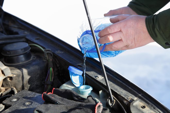 Tekočina za vetrobransko steklo mora zdržati temperaturo močno pod ničlo.

FOTO: Shutterstock