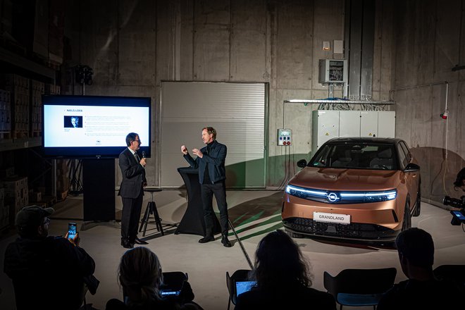 Opel grandland je povsem nov in tako ali drugače elektrificiran. Predstavila sta ga Borut Gazvoda, direktor za znamko Opel v Sloveniji pri družbi AutoWallis, in Oplov glavni zunanji oblikovalec Nils Loeb.

FOTO: Uroš Modlic