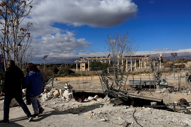 Zgodovinska stavba Al Manšija, ki je popolnoma uničena zaradi Izraelske vojne ofenzive. FOTO: Thaier Al-Sudani/Reuters