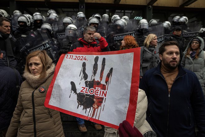 Podporniki srbske opozicije med protestom po zrušenju nadstreška na železniški postaji v Novem Sadu zahtevajo, da krivci zanjo odgovarjajo na sodišču. FOTO: Marko Djurica/Reuters