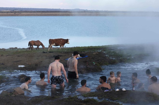 Izraelci plavajo v topli vodi na Golanskih višavah, v bližini naselja Marom Golan, blizu izraelske meje s Sirijo. Foto: Menahem Kahana/Afp