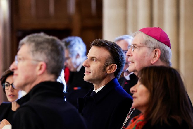 Emmanuel Macron s pariškim nadškofom Laurentom Ulrichom in županjo Anne Hidalgo, v ozadju na levi ministrica za kulturo Rachida Dati FOTO: Stephane De Sakutin via Reuters