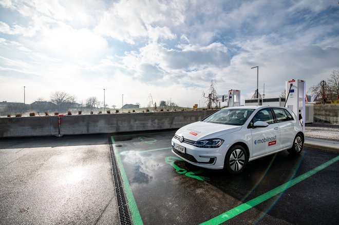 Aplikacija Petrol OneCharge uporabnikom omogoča, da v realnem času spremljajo polnjenje in preprosto načrtujejo svoje poti. FOTO: Klemen Razinger