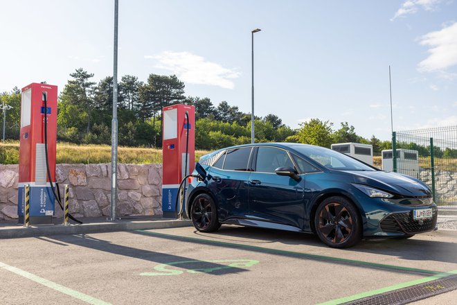 Ultra hitre polnilnice omogočajo polnjenje baterije za 100 km vožnje v manj kot 10 minutah. FOTO: Petrol