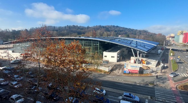 Predračunska vrednost športnega centra Ilirija, ki naj bi ga odprli v začetku prihodnjega leta, po zadnjih podatkih znaša 73,4 milijona evrov (z DDV). FOTO: Blaž Samec/Delo