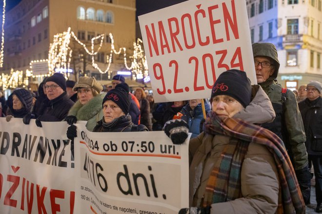 Če, denimo, nek starostnik čaka na zamenjavo kolka več let, je zaradi krhkosti organizma veliko večja možnost zapletov. In čakalne dobe so eden pomembnejših vzrokov zanje. FOTO: Voranc Vogel