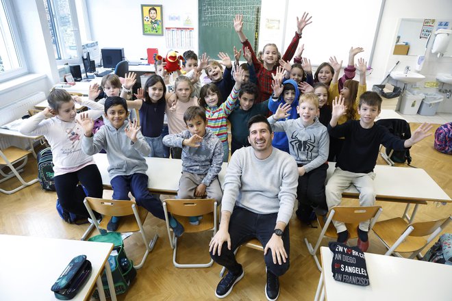 Žiga Bokal vedno išče nove načine, kako otrokom približati snov. Tudi zato prvi mesec vedno posveti temu, da jih dobro spozna in ugotovi, kaj jih najbolj zanima. FOTO: Leon Vidic/Delo