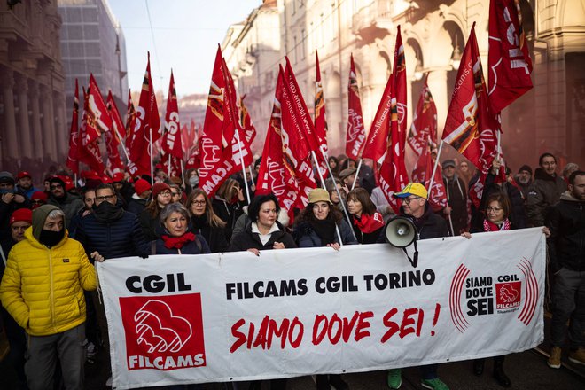 Dokaj množična udeležba na splošni stavki je pomemben uspeh za sindikate. FOTO: Marco Bertorello/AFP