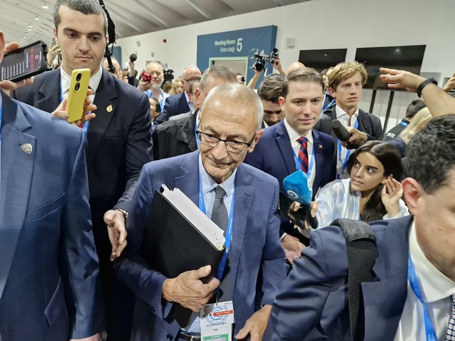 Podnebni odposlanec Bidnove vlade John Podesta naj bi za zaprtimi vrati predlagal znižanje podnebnih ambicij, da bi se ZDA po koncu Trumpovega mandata lažje vrnile k pariškemu podnebnemu sporazumu. FOTO: Maja Prijatelj Videmšek 