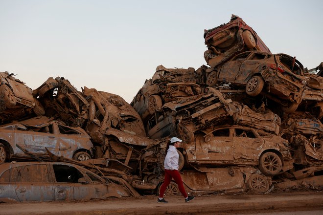 Povodenj je uničila okoli 120.000 avtomobilov. FOTO: Eva Manez/Reuters