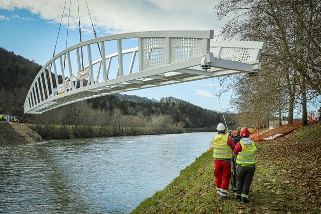 Postopek zahtevnega dviga, premika mostu in njegova namestitev na ležišča je trajal pet ur. FOTO: Jože Suhadolnik/Delo