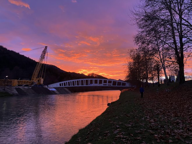 Namestitev novega mostu je bil dogodek dneva v Celju. FOTO: Mihaela Kuralt