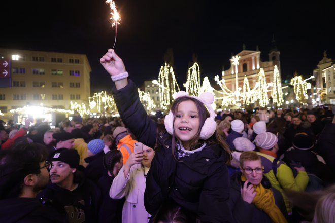 Na osrednjem Prešernovem trgu se je spet zbrala množica obiskovalcev, ki je snemala, fotografirala in vzdihovala ob prižigu več kot 50 kilometrov luči. FOTO: Črt Piksi/Delo