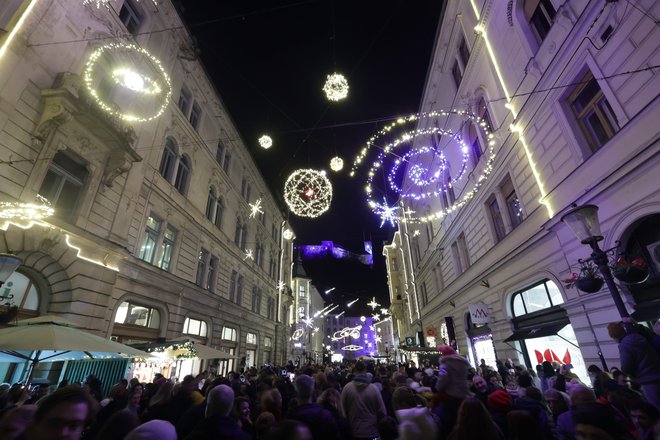 Najlepše mesto na svetu krasi še okoli 850 svetlobnih teles. FOTO: Črt Piksi/Delo