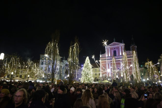 Ko se je včeraj zvečerilo, se je tudi v prestolnici uradno začel praznični čas. FOTO: Črt Piksi/Delo